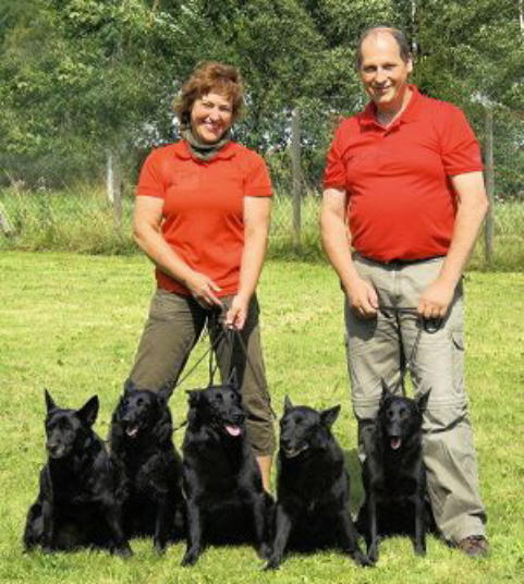 Inhaber von Brangs Hundeparadies Eifel mit ihren Hunden